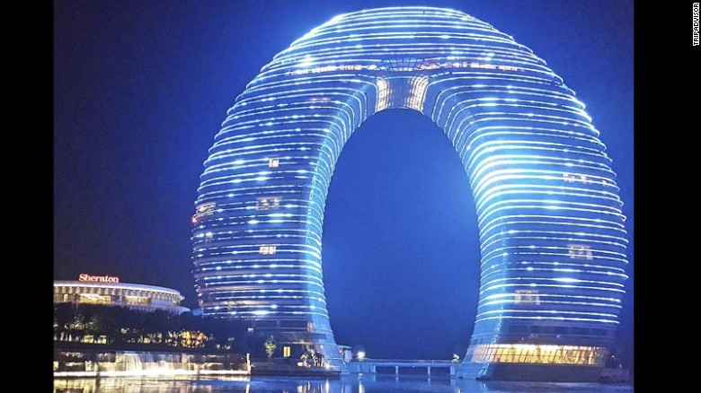 Khu nghỉ dưỡng Sheraton Hồ Châu  (Hồ Châu, Trung Quốc) - Nổi tiếng với hình dáng bánh vòng donut, Sheraton Hồ Châu Trung Quốc có một cây cầu dưới nước kết nối hai tháp của khách sạn. Vào buổi đêm, màn trình diễn ánh sáng càng làm nổi bật kiến trúc của tòa nhà này.